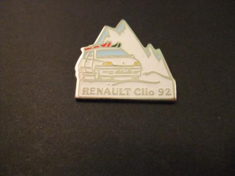 Renault Clio rijdend in de bergen